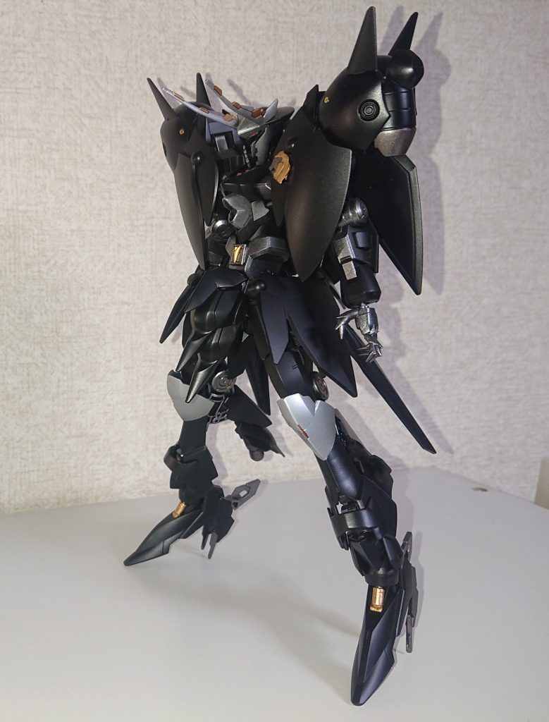 左から。
肩はガフラン羽、ダナジン羽、ガデッサの肩アーマーにマンロディ腕で蓋をしてます。
腰回りはガフラン(安価版)の肩アーマーと羽、ノーネイムライフルを使用。