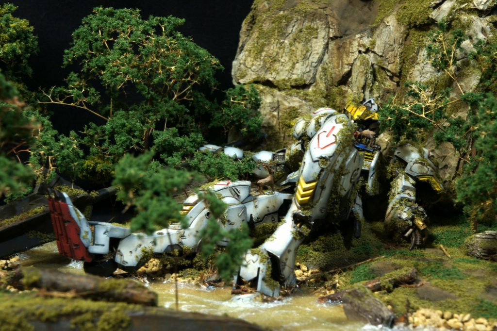 ほんとはもっと木を増やして森みたいにしたかったんですが、見事にバルバトスが見えなくなったので正面は少なめ。

バルバトス本体はディテールアップとしてスジ彫りやエッジ出しをしてます。