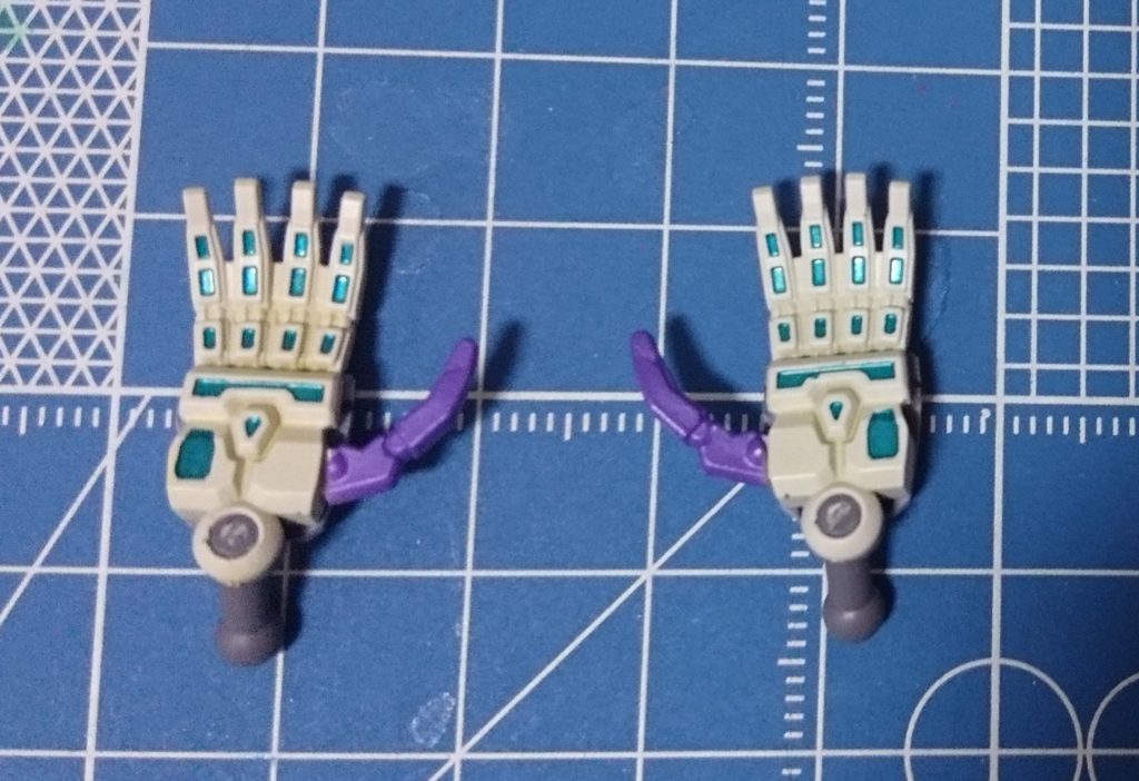 [プランダ―部]
メタブルーとアイグリーンを混ぜ独特な色合いに調整。筆塗りで一つ一つ塗りました。