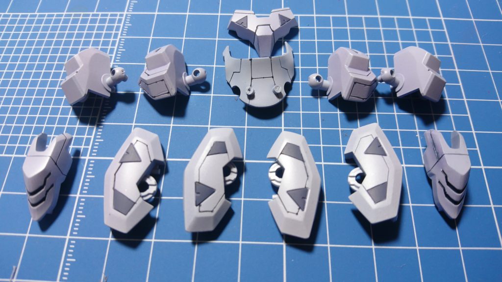 [本体カラー２]
メカグレーを下地に、ホワイトを２重にエアブラシ塗装。
筋彫り追加とマスキング塗り分けしました。