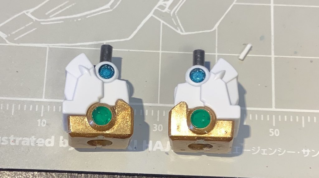 太陽炉ガンダム特有の『GNナンタラ的なレンズ』もクリアパーツで再現しました。
パーツが割れない様に身長に削りましたが…割れました。