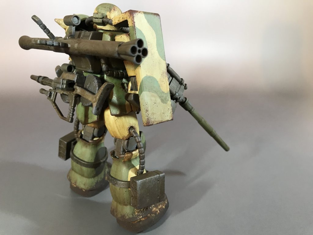 背中に多数の武器をマウントしました。背中がごちゃごちゃしたザクはとにかくカッコいいと思います。