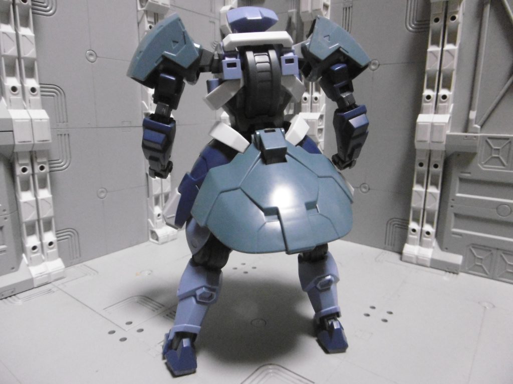 背面にあったスラスターは、リアスカートに噴射熱が直撃するので撤去。
成型色そのままなのでツヤツヤしていますが、
*姿を忍んでいる忍者ってＭＳも含めてあまりいないような気がする*ので、敢えてこのままにしています。