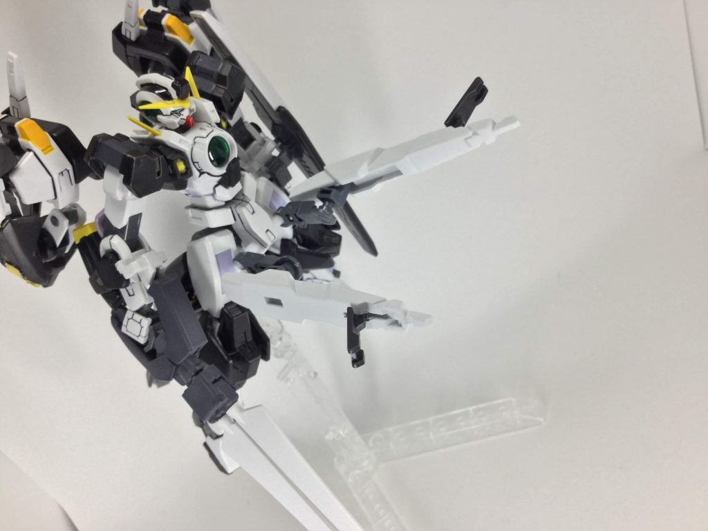 フロントスカートに追加されたサブアーム
ナドレの薄い装甲を少しでもカバーしようと取り付けられた。
機体に対しては少し大型で有るが不意に接近されたときの対処としては役にたつ
クロー部分には小型の粒子発生装置があり敵のビームを防ぐことも出来る