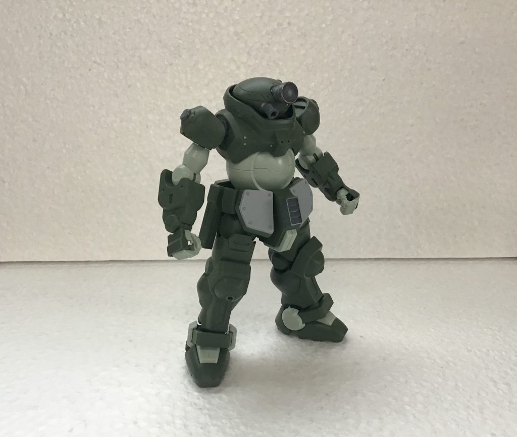 機体は大した改造はしていません。各部に穴を開けたりリベットやモールドパーツを少し足した程度です。前スカートは切り離して左右独立可動にして、前面をプラ板とリベットで簡易な装甲に変更。首の横のハネみたいなのは削り落としています。首回りがスッキリして気に入っています。