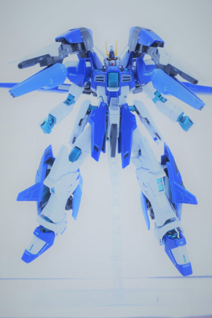 　バックパック左右のビームキャノンに、ツインドラグーンライフルを合体、超強力なビームで目標を破壊します。名付けて、ドラグーンバスターキャノン！　少し画像加工をして、機体からエネルギーがあふれているようにしました。