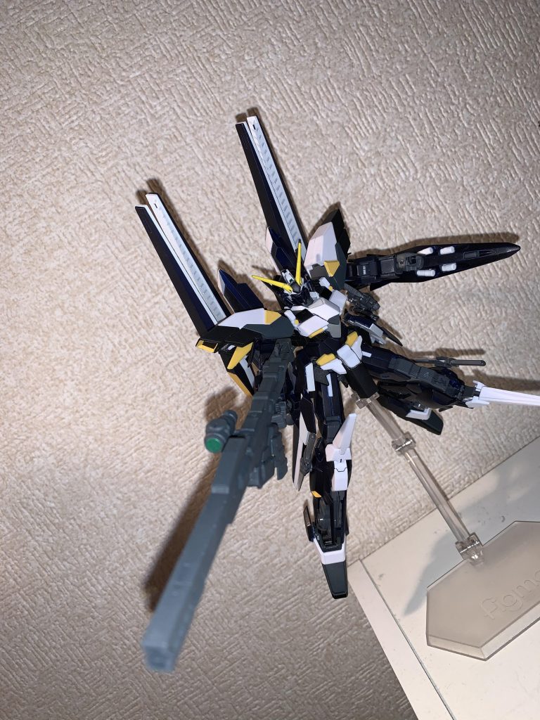 レールライフル
ロングメガバスターをベースに改造されたレールガン、弾種を変えることにより対MS装甲用弾、感圧式センサー搭載対MS装甲用炸裂弾、感圧式センサー搭載散弾を撃つことが可能