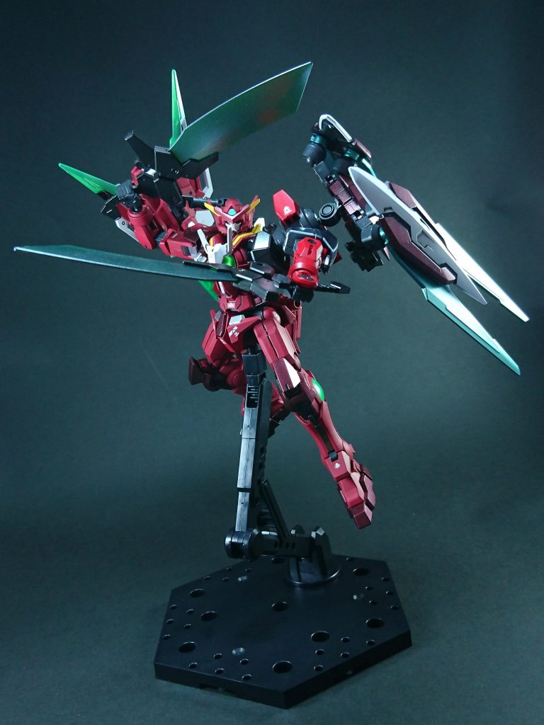 アストレアTYPE-F2のマイスターはフォン・スパークがフェレシュテを出奔してからはエコ・カローネが務めていた。しかしF3へ改修後の戦闘により、アストレアは左肩から先を喪失。パイロットのエコも重症を負い、マイスターを降板することになる。その後、本人の希望とヴェーダの推薦により