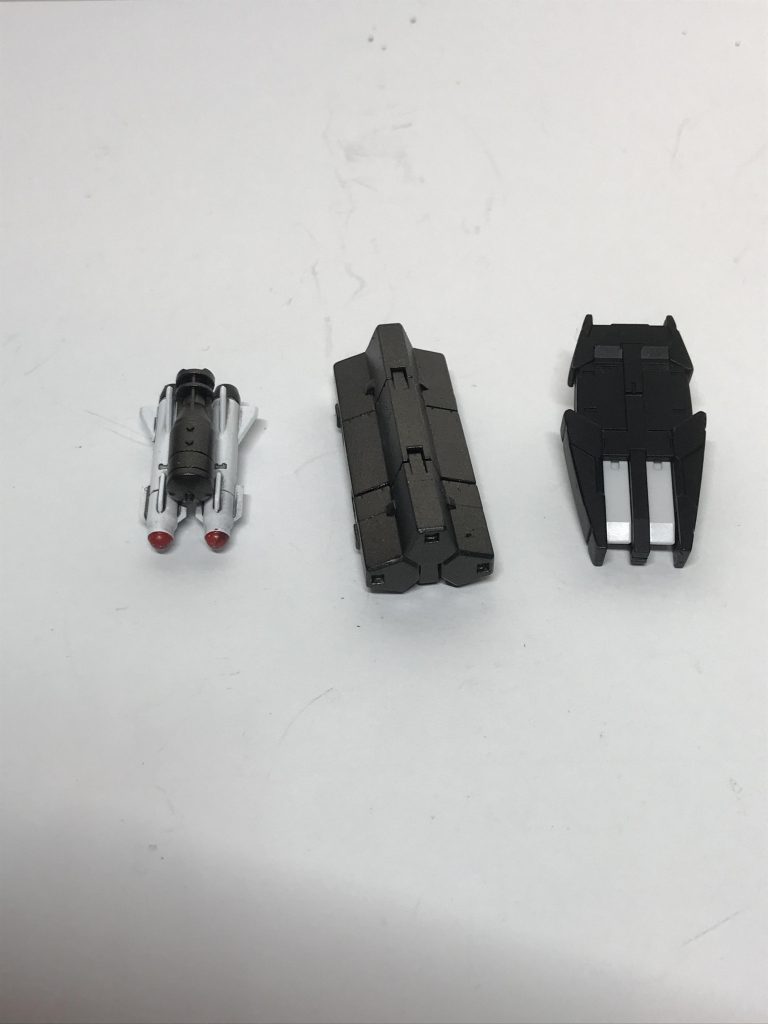 追加装備のミサイルです!
左から白のミサイルは2連ミサイルになっていて高威力、高誘導です!しかし弾数が少ないので切り札や倒せる時にしかあまり使いません。
白のミサイルの上のミサイルは同じく高威力、高誘導ですが、状況に応じて弾の威力を変えることができ魚雷としてもつかえます!
真ん中はミサイルの弾数が多く例えばペットボトルを潰して撃つ時になったら膨らまして攻撃するみたいな感じで収納されているのでかなりのミサイルが撃てます
右は2連ミサイルですが他のミサイルとは違う所がありそれはファンネルとして使えることと水中に対しても強力な所です!
水面に落とせば自動的に敵に近ずきミサイルを撃つ事ができ宇宙ならデブリなどに紛れ込ませて撃つなど使い勝手がとてもいいです!
ただこの装備全てを搭載すると重すぎてスピードが出ないのが弱点です。
ただ足にスラスター増強パーツがあるのでそれを付ければ普通に戦えます