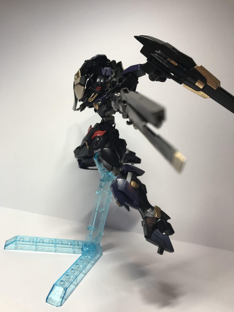 ライフルで!
火力が非常に高く連射は出来ないが大体のMSなら一撃で倒せる。
ちなみに胸に2連装バルカンがありミサイルなどの迎撃、牽制につかえる。