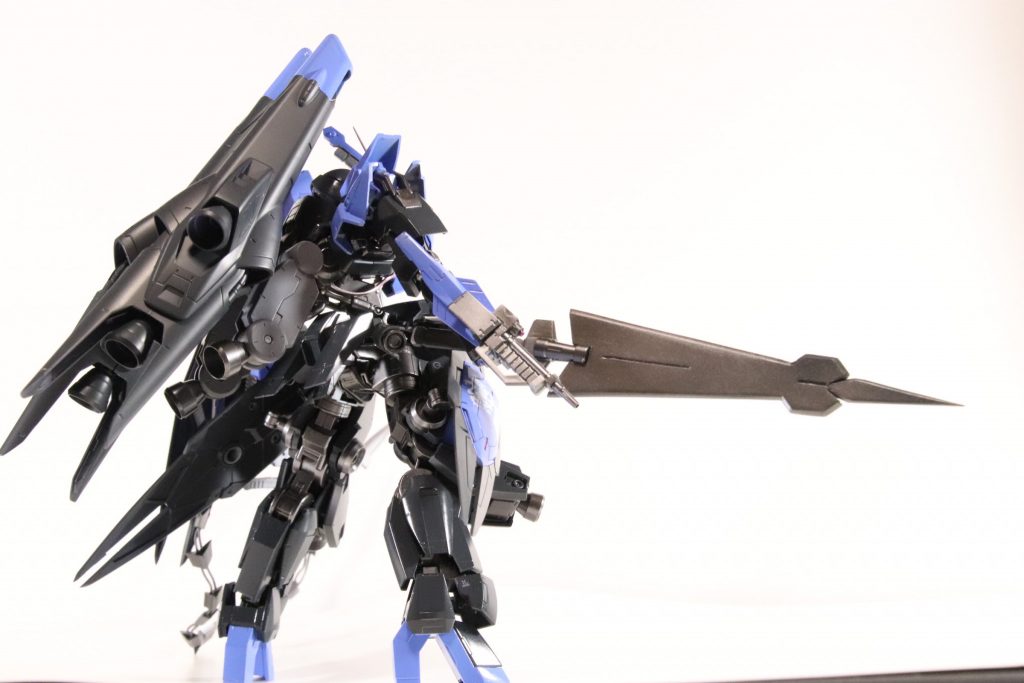 大型ブレードはのちにレギンレイズジュリア用に使われるものを試験的に装備
剣としてだけではなく
テストパイロットはランスのような使い方をしていたようだ