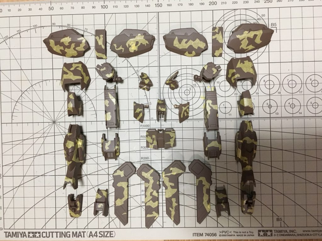 迷彩1
ダークアースを塗装しマスキング。
マスキングは結構適当ですが、左右が似つかないように気をつけています。