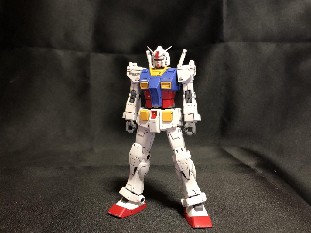 正面から
胴体にプラ板にてフレーム状のディテールを追加し、各部にレッドポイントとグリーンポイントを貼り付けてます