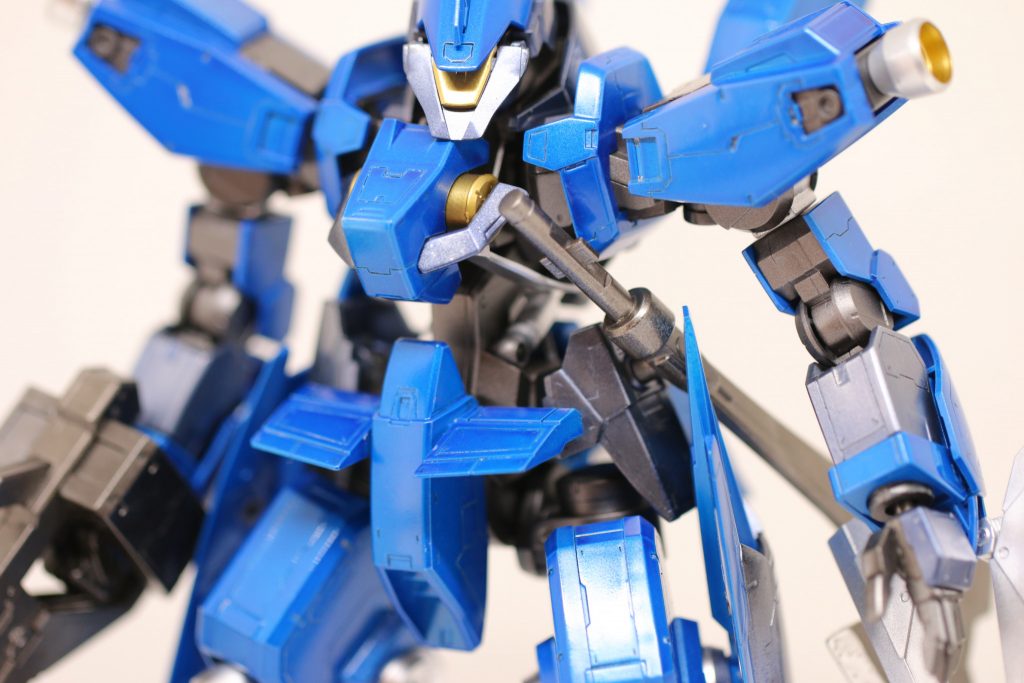 【ボディ】
   オルフェンズ系のプラモは、内部フレームも露出する部分が大きいので、見せ方がいっぱい。僕はフレームのカラーもこだわりたかったので、ガンメタのサーフェイサーで塗装しました。
   アクセントをつけるために、重ねる回数をところどころ変えてみたんですが、あまり分からないですね、外装を着せると。