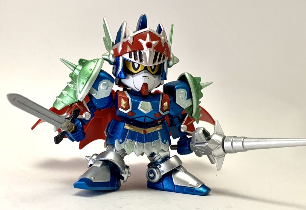 兜の一部と肩、胸、腰の鎧を交換してフルアーマーに。胸部分は劉備ガンダムのパーツをベースにフルアーマーの鎧をかぶせて加工。ショットランサーは騎士ガンダムの槍を加工して交換してます。