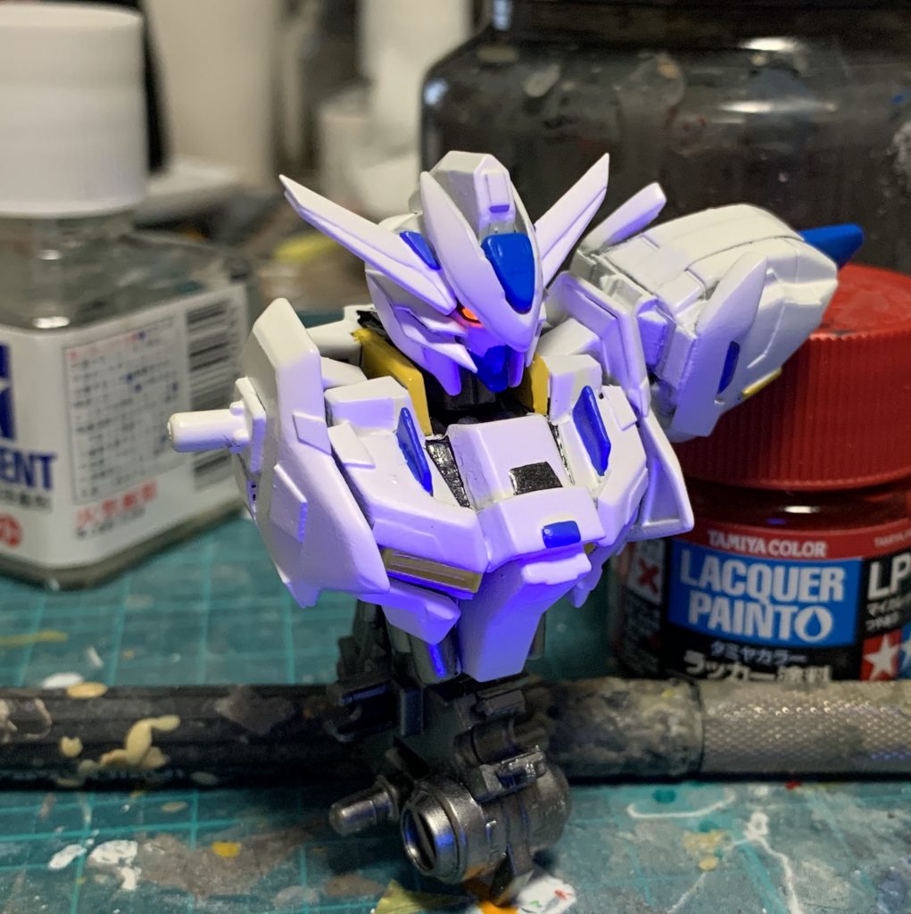 ツインアイや肩アーマーの赤い模様、γナノラミネートソードの刃とコードは蛍光レッドで塗装。ブラックライトを当てることで発光します