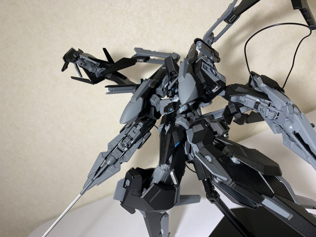 ･肩部ビームキャノン
ハイゼンスレイⅡ･ラーと同様の装備

･背部、腰部ハイメガ粒子砲
ハイゼンスレイⅡ･ラーの胸部増加ユニットは中央の展開式のハイメガ粒子砲が搭載されてるが、パイロットの安全性が優先された為、オミットされ代わりにパイロットの保護を目的にIジェネレーターが搭載されてしまう。
オミットされたハイメガ粒子砲はハイゼンスレイⅡ･ラーの腰部と背部ブースターポットをメガ粒子砲からハイメガ粒子砲に変更され、また出力調整、拡散が可能でメガ粒子砲として使用することも可能になってる。