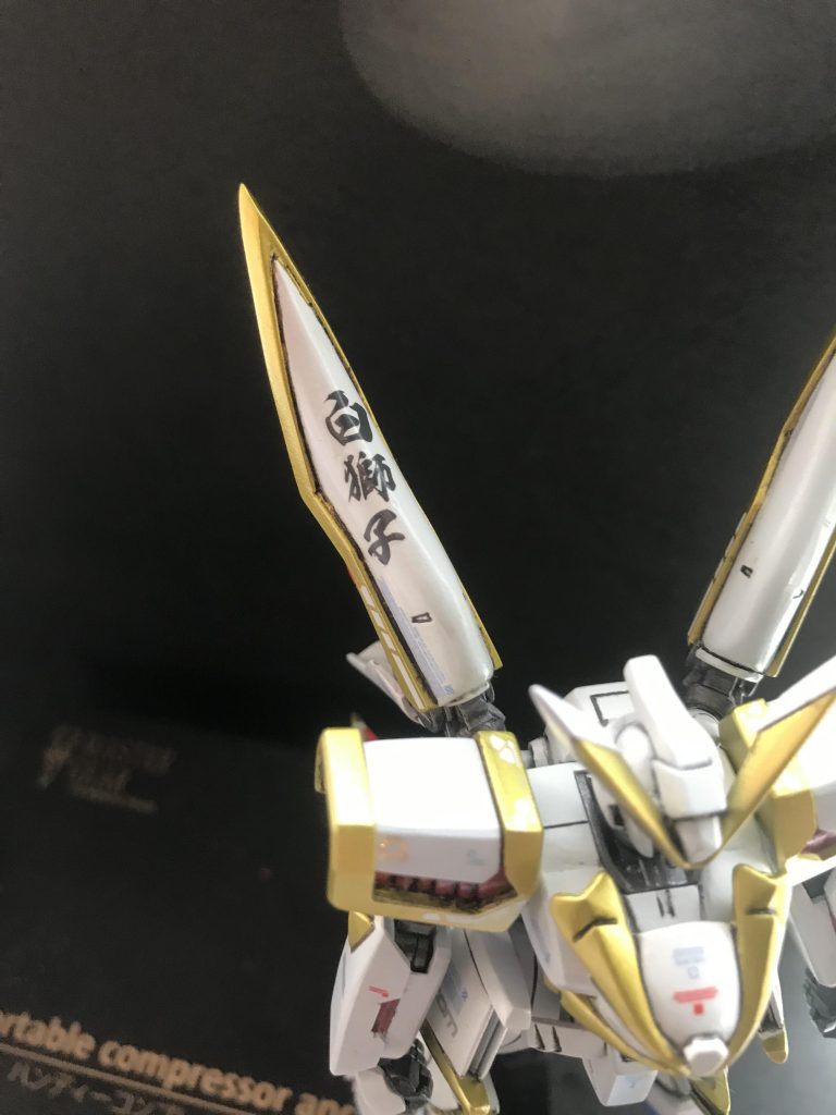 右側ウイングには『ブラン・リオン』の名前由来から『白獅子』のペイントを…「運送会社のデコトラ」っぽいイメージで😆