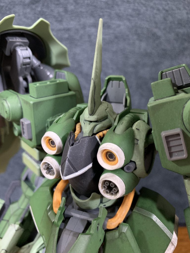 胸部の拡散メガ粒子砲は4基から2基に縮小し、新たにガトリング砲を搭載。
両脇のマシンキャノンより小口径ではあるが、速射性と格闘戦時の近距離防御性能に優れている。
 両肩上面にはミサイルポッドを搭載し、対艦・対MS戦時の大火力実弾兵器となる。