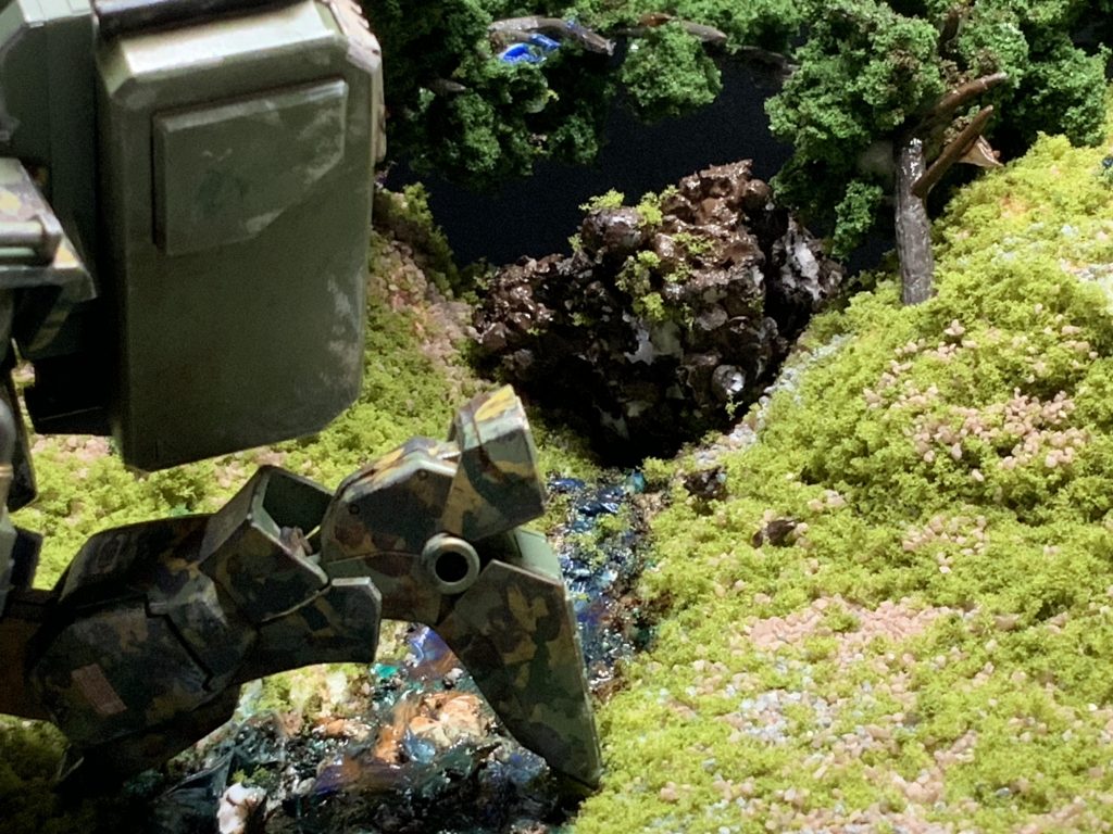 そこに、激流の中、大きな岩が⋯
