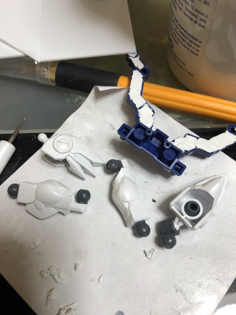 目立つ肉抜きはパテで埋めています。