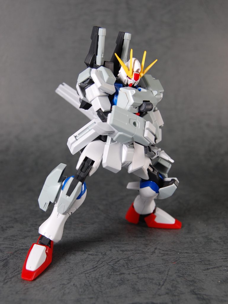 この機体が最大の攻撃力を発揮するのは、この居合いの構えから放たれる一閃である。