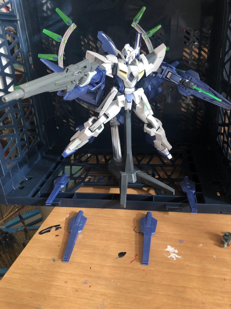 この機体の武装はバックパックと足にあるGNフィンファングを使ったオールレンジ攻撃を得意としています