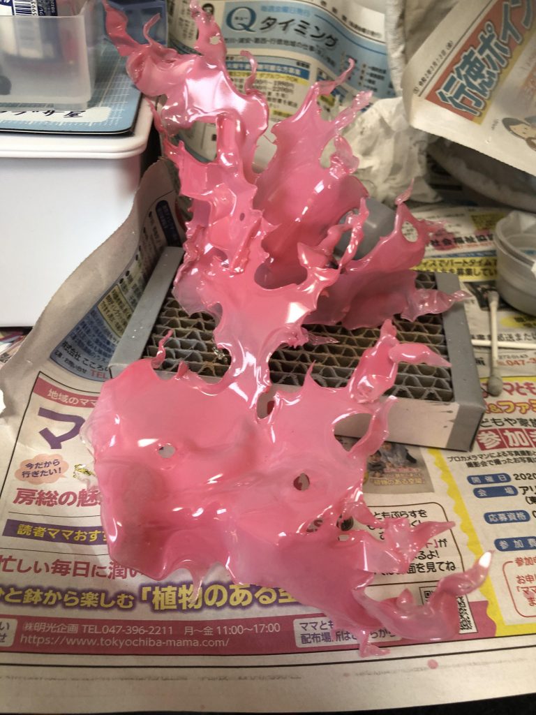 光の翼はエヴァピンクを全体に塗ってから残ったピンクにクリムゾンレッドを混ぜて軽く吹きます！その後に角や曲がった場所を中心に橙色を吹きしました（*'∀'人）♥*
ちょとお気に入りです！テカテカ感がまたいい