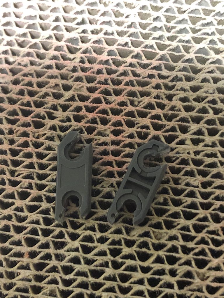 脚部は後ハメ加工が必要だったので、初めて見様見真似でやってみました。

ノコギリや超音波カッターがなかったので、ニッパーで切ってしまいめちゃめちゃ後悔してます…。