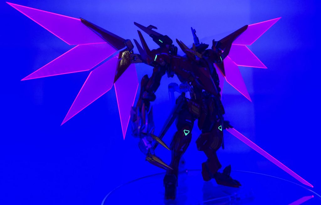 蛍光クリアのランナーを使用したのでブラックライトに反応して光ります。