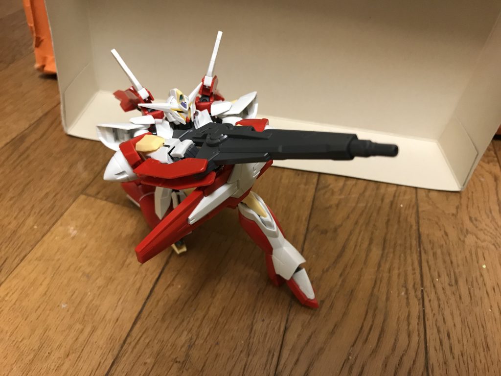 未来予知能力本機の最大の特徴たる特殊能力である。これは、本機が常に「起こりうる事象」を解析・分析し続ける事によって、予知レベルの超高精度の未来予測を可能にするというもので、さらに、本機の生成するGN粒子を媒介にして、予測した未来や結果を、常時リアルタイムでパイロットの脳に直接送り込む事で、パイロット自身も未来を予知できる。また、GN粒子を媒介にする事によって、予測結果は、0.001秒という速さでパイロット自身に充分に理解できる最適な形で送り込まれる為、そこまで大きな負担は掛からない。予測できるのは10分後までの未来に限られているが、予測精度は100%に近い。GN粒子を媒介にする特性上、この未来予知能力を扱うには、ツインドライヴシステムによるGN粒子が必要不可欠となる。ただし、予知はできても動きが速すぎる相手には、本機が逆にそのスピードについていけない他、防御力を活かして真正面から突っ込んでくる相手に対しては「見えてはいるが有効な対策を取れない」という状況に陥る為、相性が悪い。「勝つための情報を教えてくれる」ゼロシステムとは違い、こちらは本来の意味で「未来を予知する能力」である為、過剰な負担で精神に異常をきたす事はない分、対処法や勝つための情報までは予測できない為、パイロット自身が対処する方法を見つけなければならない。つまり、この未来予知を上手く扱えるかは、パイロット自身の判断能力に左右される。