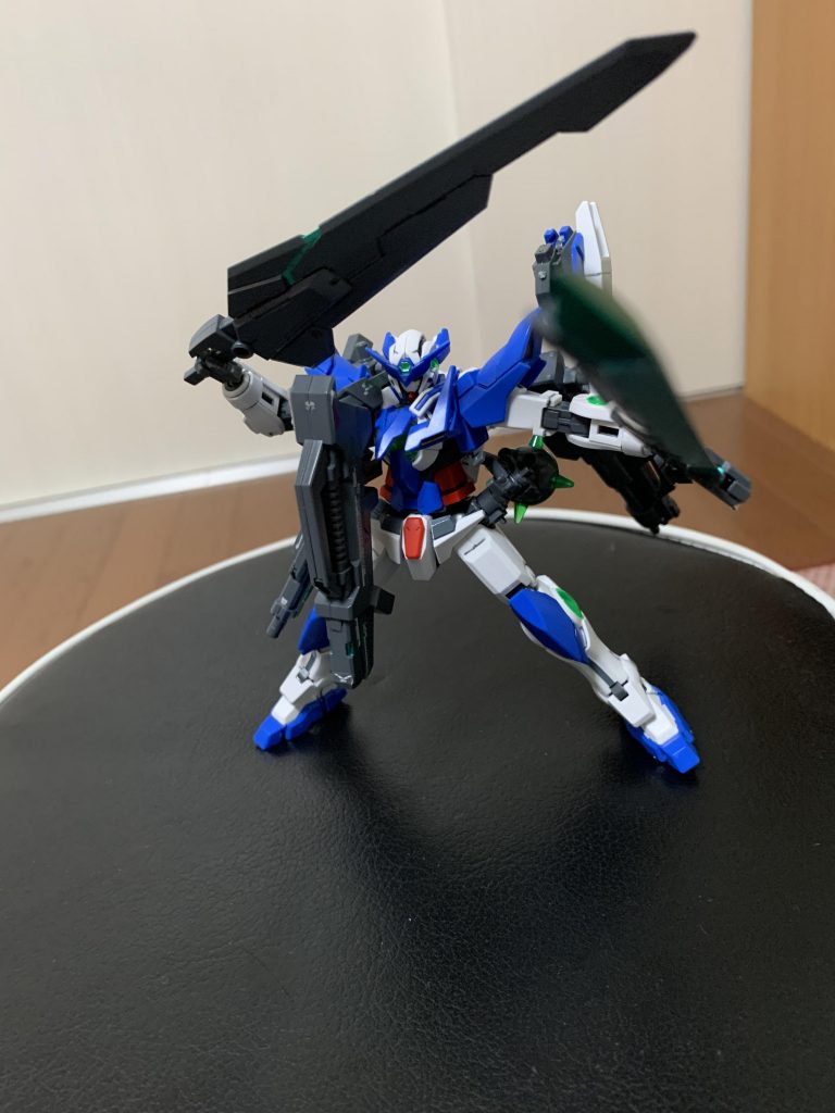 近接武装を展開(パターン1)
ジンクスのGNバスターソード、MSGのサムライバスターソードをR2のGNソード風に塗装しました。