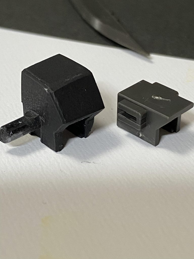 懸架パーツ
付属のパーツにピンバイスで穴を開け、ランナーをさし、逆サイドにサイドスカートを取り付ける穴を開けて、プラ板で箱にした簡単工作です