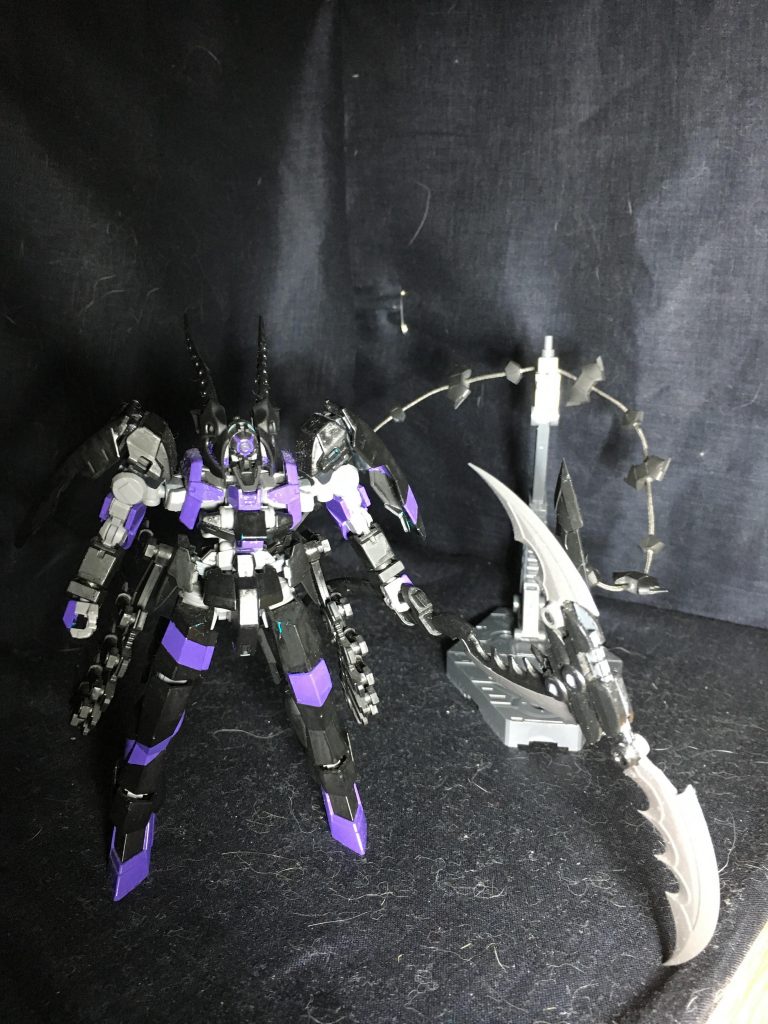 メインウェポン:エヴァンス
大型の折りたたみ式大鎌。外側の鋭利な刃での斬撃、内側の波状の刃で切り刻むような斬撃。二種類の攻撃方法を使い分けていたと思われる。先に記載した通り、折りたたんで斧としても使用していただろう。