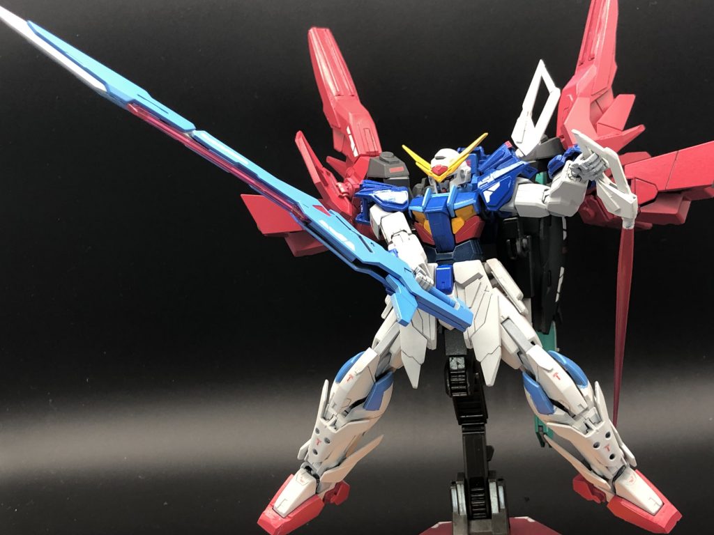 バスターソードは風蒼にブルーとホワイトで調整!!アロダイトのカラーに寄せてみました。フラッシュエッジはプラ板とジャンクでセミスクラッチして作成しました。