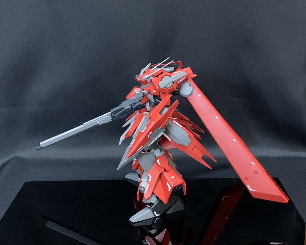 【サイドビュー】
レギンレイズジュリアの特徴といえば
・細長いスタイル
・近接格闘特化型
が思い浮かんだのでこの機体の特徴を
・ずっしりとしたスタイル
・射撃特化型
という風に真逆にしてみました。