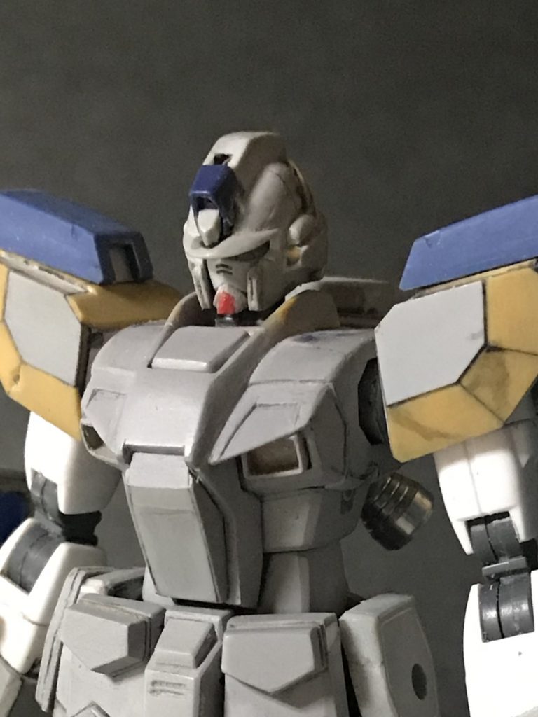 『HGBF クロスボーンガンダム魔王』をベースにプラ板を『切った貼った』して形出しをします。