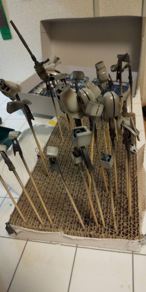 黒サフから調色したボディカラー塗装。シャドウ吹きで仕上げています。