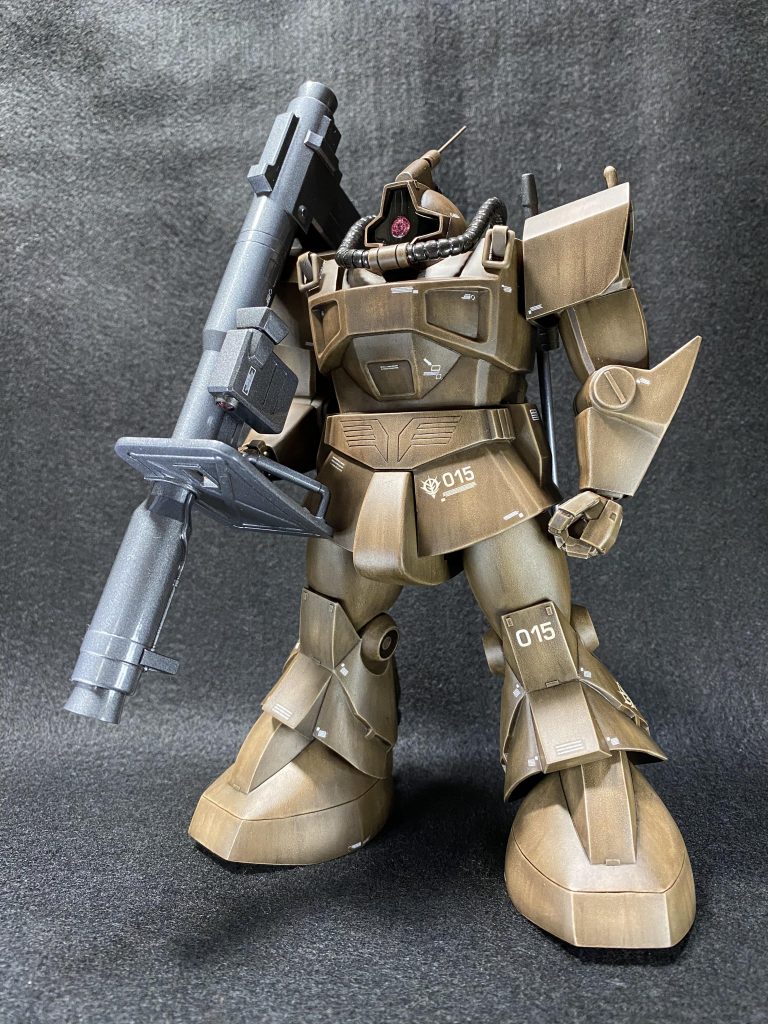 改造は肩・腕の取り付け位置を少し上に上げて、大股開きと足首が接地できるようにしたのと、手首とバーニアをビルダーズパーツ等に交換した程度です。