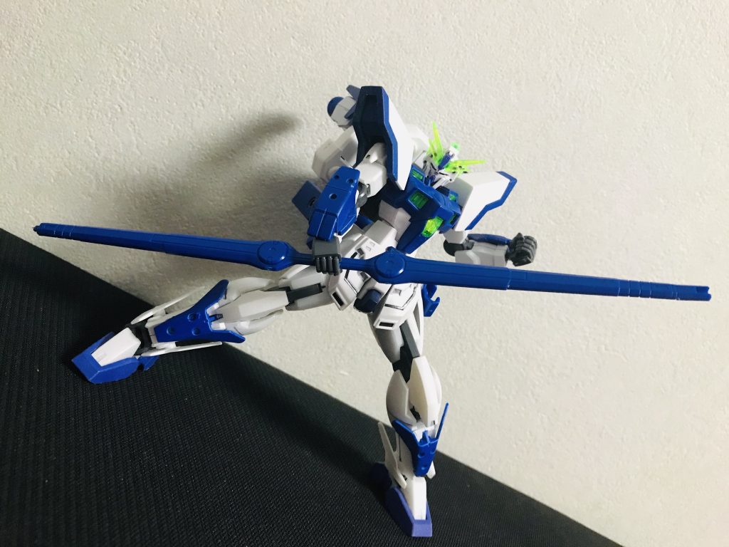 手持ち武器としてジャベリンを装備。マウントしてあるサイドスカートから外して使用する。
ビームワイヤーの射出も可能で、この機体の弱点であるリーチの短さを少しカバーしてくれている。