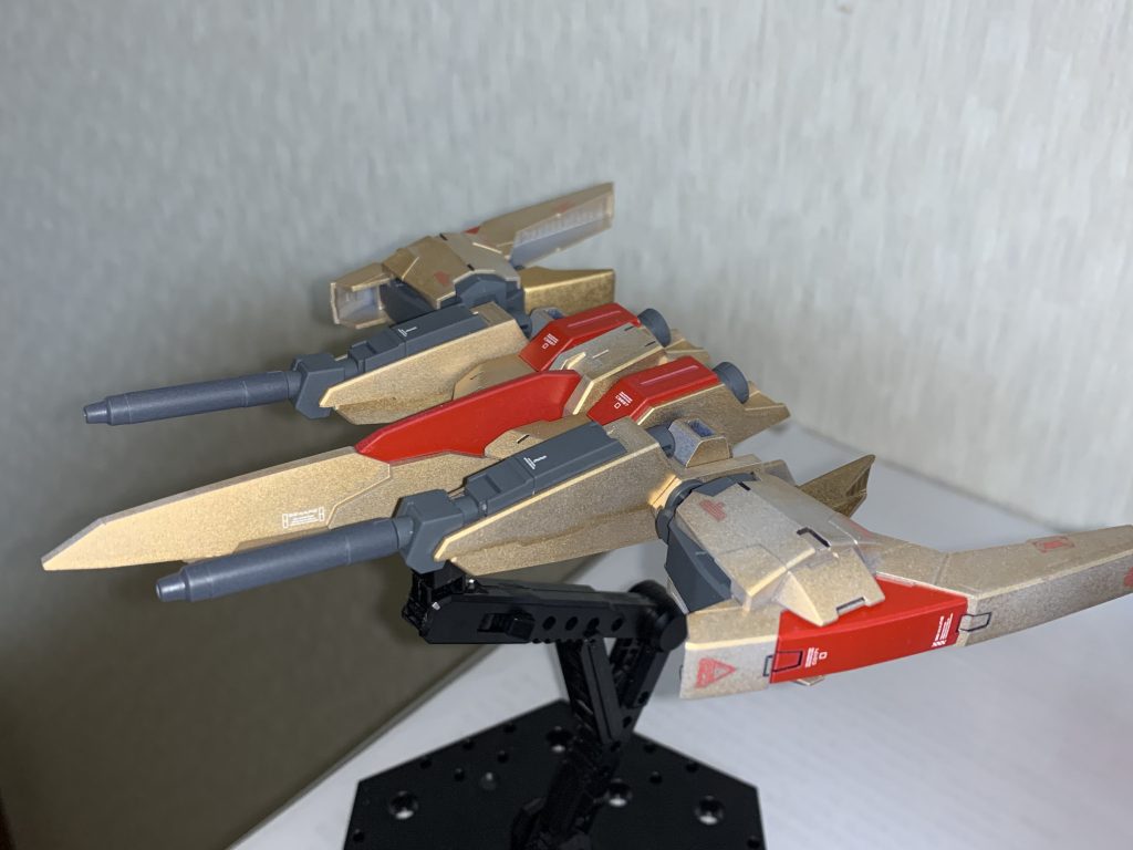 ライトニングBWS.Mark-Ⅱ
百式に合わせてゴールドで塗装し、アクセントに赤を入れています。