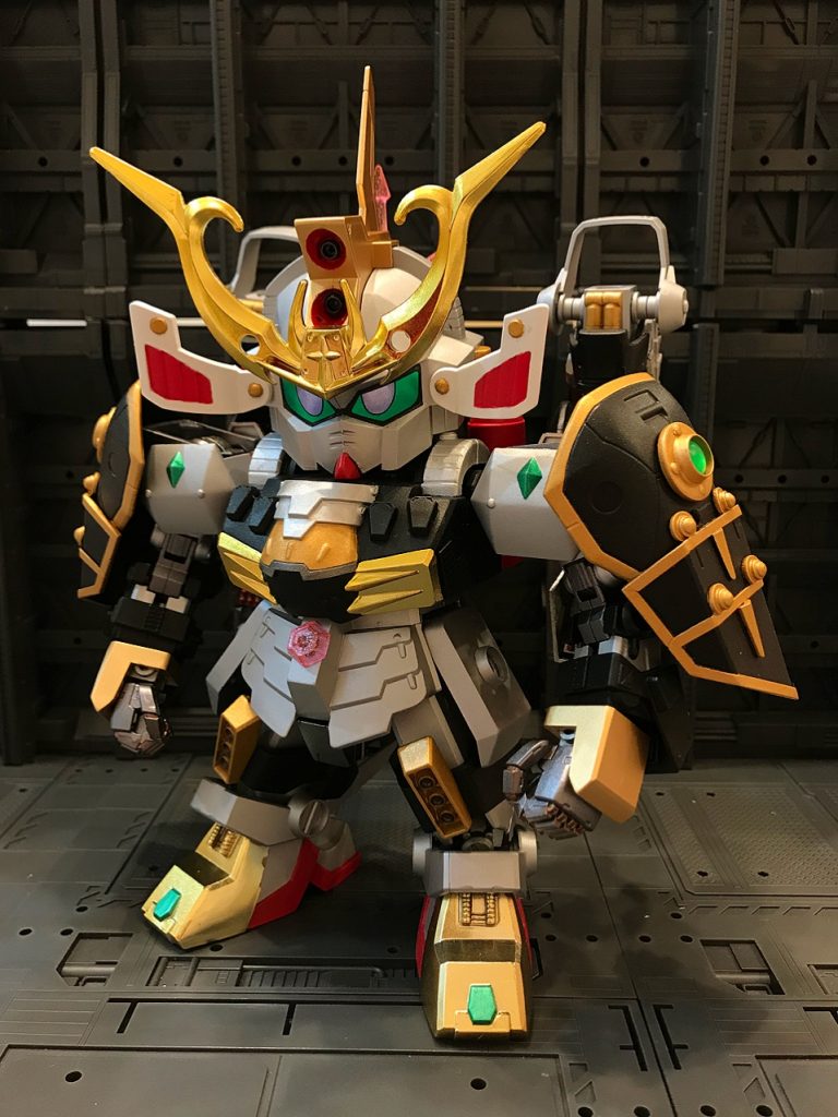 レジェンドBBと並べても違和感ないように手足を延長。RE/100の関節パーツを移植して、可動範囲も確保。あと…、首が動きます！！今回一番こだわったとこです！