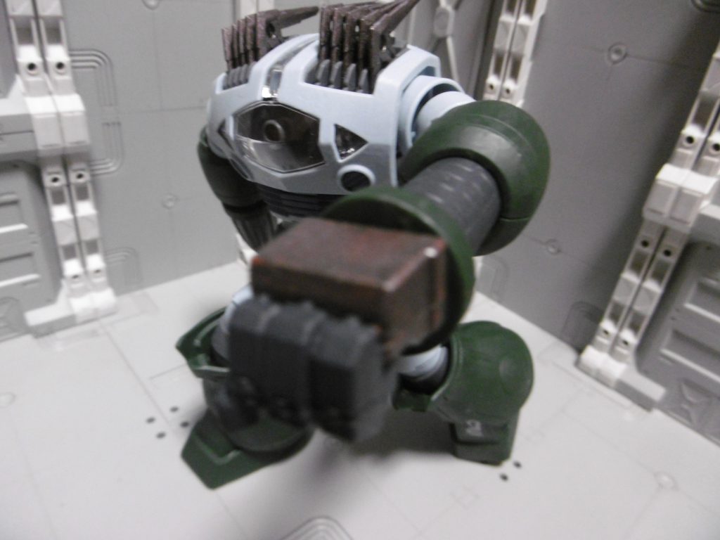 地上戦でも通常のゾゴック or それ未満の立ち回り。
致命傷を除く攻撃に対しては回避行動を取らず、敢えて受けます。
そうして相手に「まるで素人だな！！（笑）」といった印象を与えて、油断させるのが目的。

内部設定的には「リミッター」を設けています。これを解除すると、