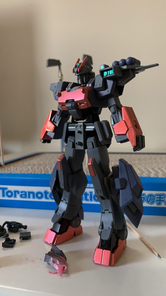 先程の写真を撮った以降でガンマカエアブラシを購入。ノリノリで塗装をした結果このような配色になっていました。
腰のフロントアーマーを塗り分けしようとした結果失敗してこのまま1日放置された時の写真です。