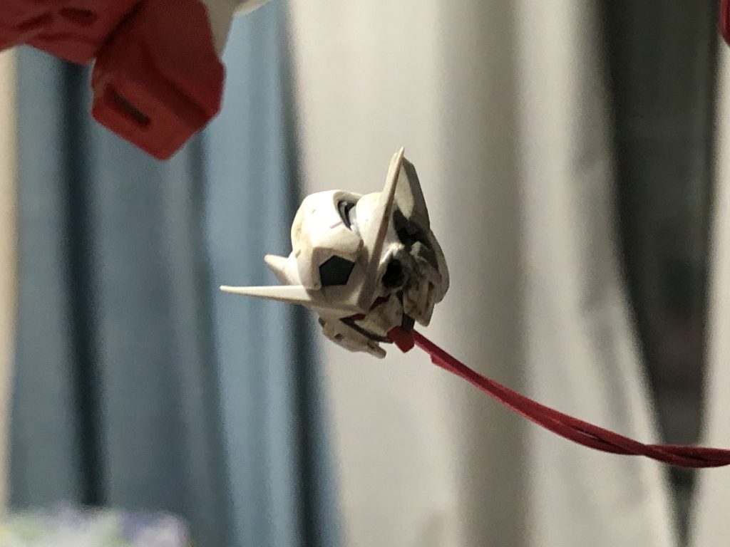 顔のパーツはフラッグにビームサーベルを刺されて外れているところから、ビームサーベルの焼け跡を再現。
はんだごてを使用しています。