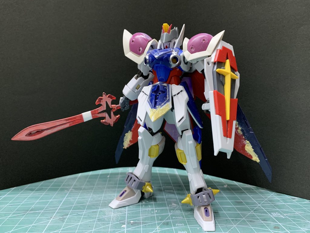 顔、腕、足はジャスティスナイト、体はシャイニングガンダム、腰はウイングガンダムを使用。
その他色々なパーツを使用。