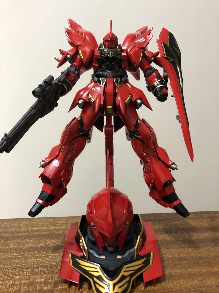 製作のついでに我が家のガンプラ山脈から掘り出したシナンジュヘッドディスプレイも製作。
赤は
ベースホワイト→クールホワイトとハーマンレッドの混色のピンク→プレミアムレッド→クリアー→プレミアムレッド→プレミアムレッド→クリアークリアー
の8層で塗装してあります。
基本的にストレート組
ライフルのレンズはHアイズです。