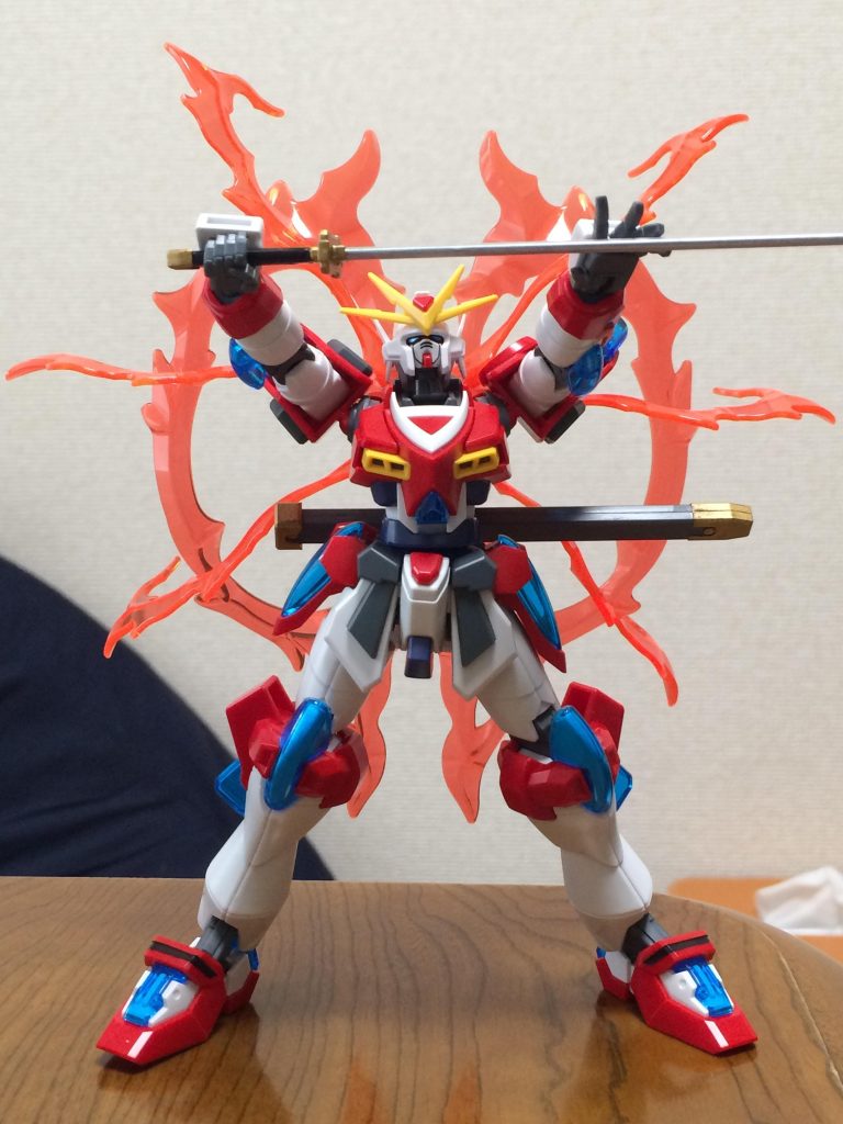 箱に載っていた写真を参考にポージングさせました。かなり前の作品なので(5年ぐらい前かな？)、これしか写真が無かったので、もう少しポージングさせて写真撮ればよかったです。エフェクトパーツも充実していて、少し武者頑駄無ぽくてカッコいいですね。