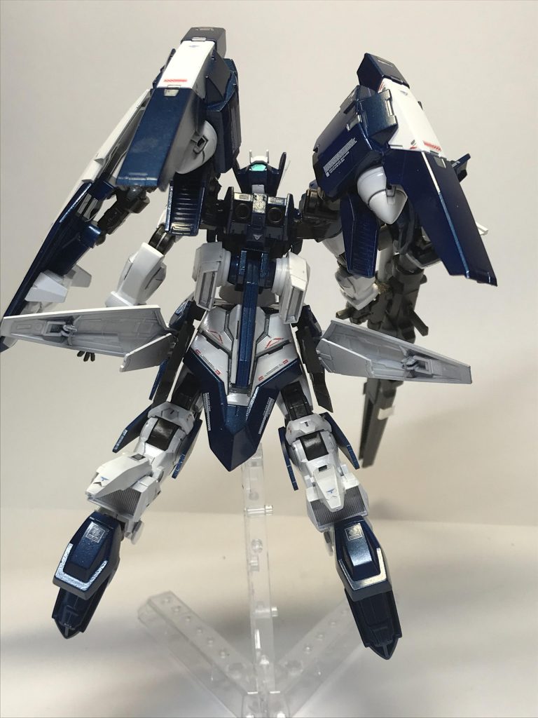 加速形態で!!サイドアーマーは展開する事でスラスター出力を最大にする事ができその加速はトランザムに匹敵するスピードを出します。さらにこのサイドアーマーは
スローネドライの使っていたステルスフィールドも使う事ができます!
この形態でトランザムを使うと異次元の速さを出せるがパイロットが持たない