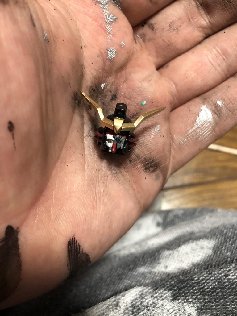 顔はこんな感じで半分骨が剥き出しになってるようになってます！